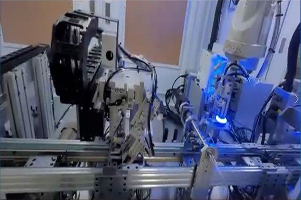 視覺引導(dǎo)機(jī)械手組裝藍(lán)牙耳機(jī)